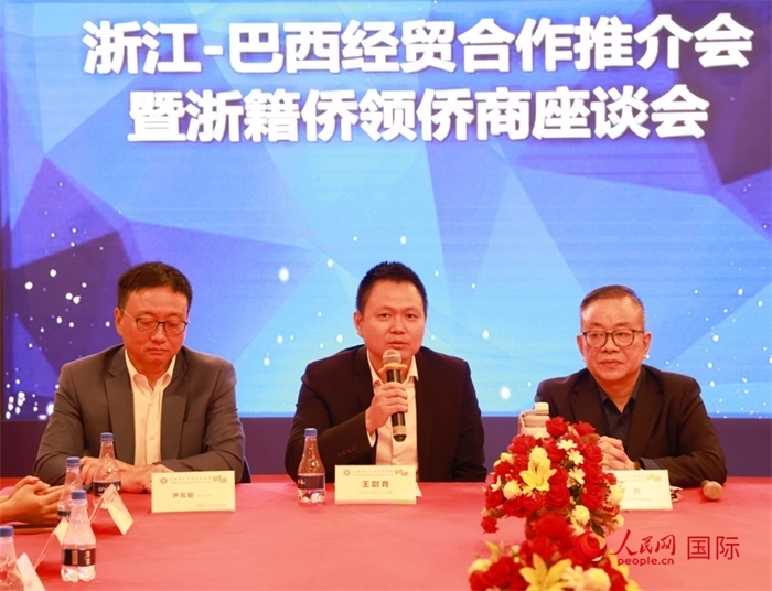 中國(guó)駐里約代總領(lǐng)事王尉育（中）在活動(dòng)中致辭。人民網(wǎng)記者 陳海琪攝