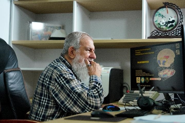 10月31日，古巴科學(xué)家裴德樂在電子科技大學(xué)做科研。