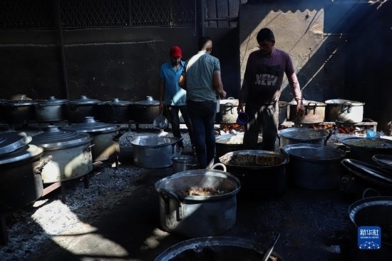 11月3日，在加沙地帶南部城市拉法，人們在煤氣中斷后用柴火做飯。新華社發(fā)（里澤克·阿卜杜勒賈瓦德攝）