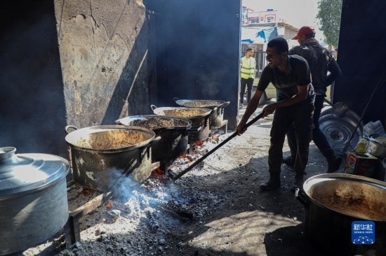 11月3日，在加沙地帶南部城市拉法，人們在煤氣中斷后用柴火做飯。新華社發(fā)（里澤克·阿卜杜勒賈瓦德攝）
