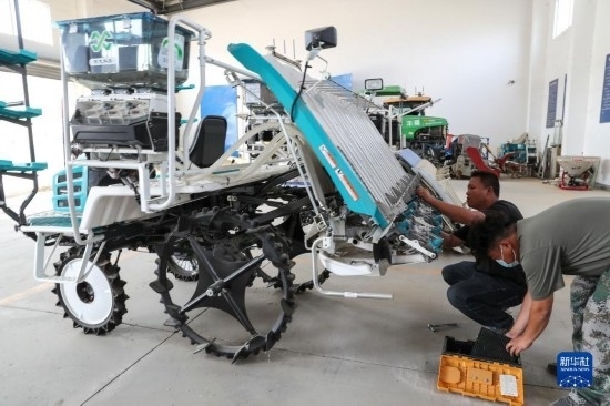 11月4日，技術(shù)員在南通市通州區(qū)十總鎮(zhèn)育民村農(nóng)場保養(yǎng)無人插秧機設(shè)備。