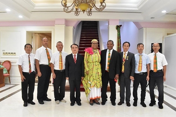 多米尼克總統(tǒng)伯頓和駐多米尼克大使林先江與中國農(nóng)業(yè)技術(shù)專家組合影。中國駐多米尼克大使館供圖