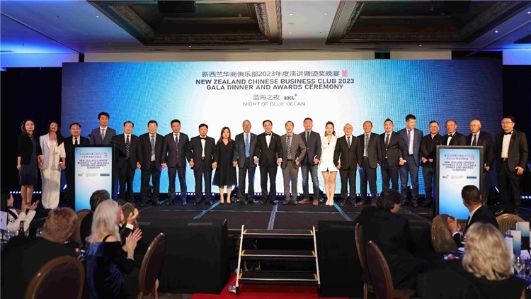 新西蘭華商聯(lián)合總會(huì)首批會(huì)員代表上臺(tái)亮相。攝影：張凱