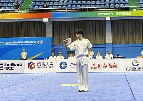 11月6日，第一屆全國學生（青年）運動會武術(shù)套路（大學組）男子自選劍術(shù)比賽中。人民網(wǎng)記者 歐興榮攝