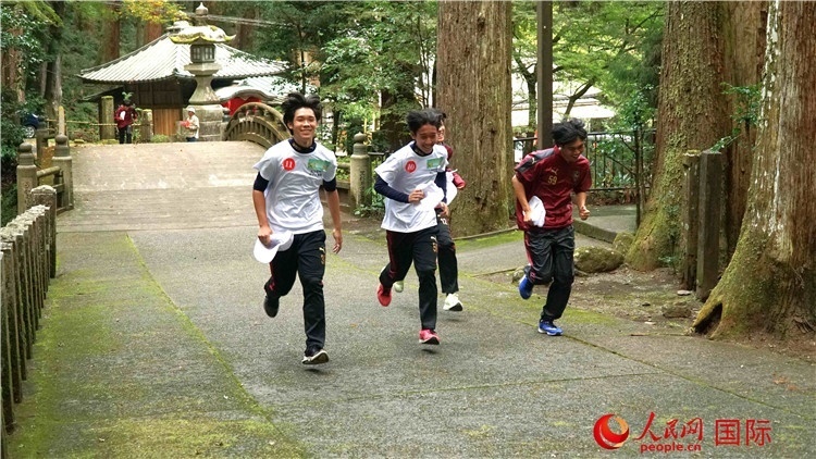 中日青少年在百年古剎里奔跑，揮灑青春的汗水。人民網(wǎng) 蔣曉辰攝
