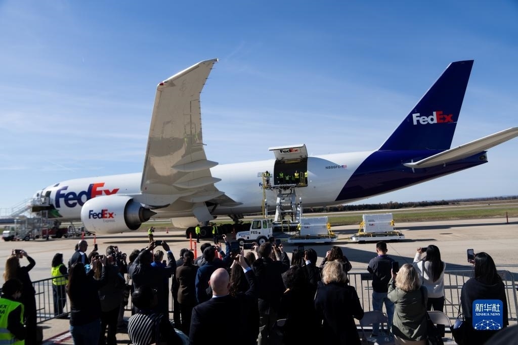 11月8日，在美國弗吉尼亞州的華盛頓杜勒斯國際機(jī)場，裝有大熊貓的特制“旅行包廂”準(zhǔn)備運(yùn)上專機(jī)。新華社記者劉杰攝