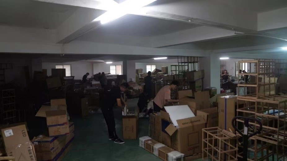 查處倉庫現(xiàn)場。重慶市梁平區(qū)公安局供圖。