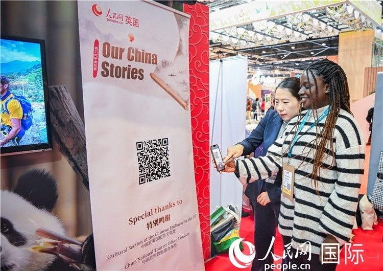 觀眾掃碼《我們的中國故事》系列視頻。人民網(wǎng) 郭錦標(biāo)攝