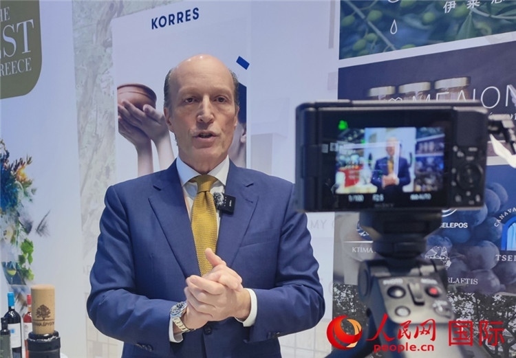 希華集團(tuán)創(chuàng)始人兼首席執(zhí)行官甘德密先生接受采訪。人民網(wǎng) 殷韜攝