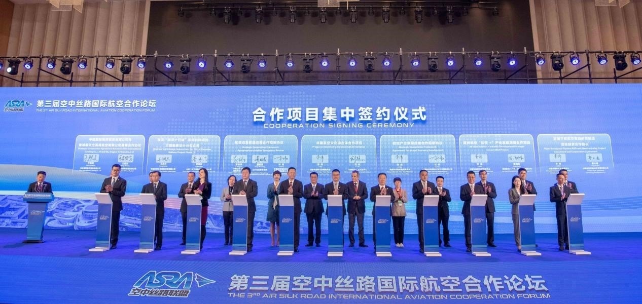 圖為7個國內(nèi)外合作項(xiàng)目現(xiàn)場簽約。人民網(wǎng)記者 唐宋攝