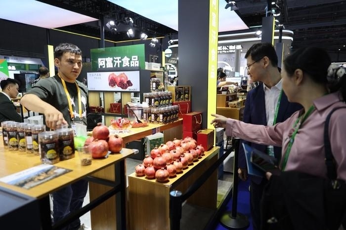 11月6日，在第六屆進博會食品及農(nóng)產(chǎn)品展區(qū)，阿富汗食品吸引參展人員。