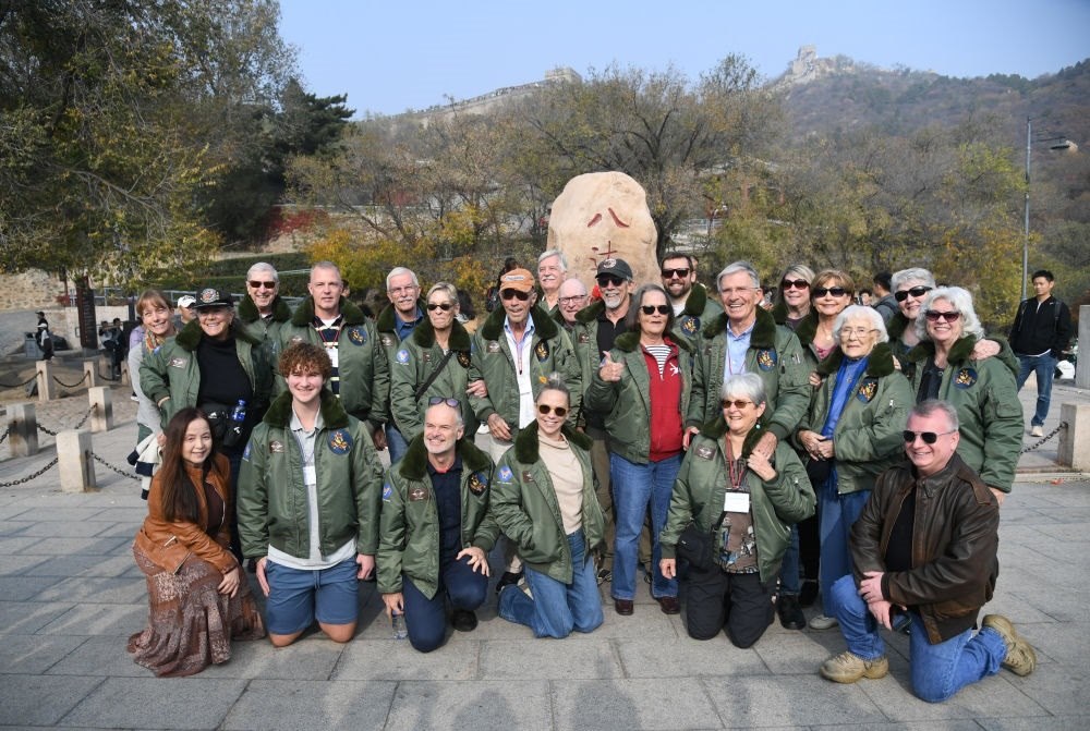 2023年10月29日，飛虎隊(duì)老兵莫耶一行人在北京八達(dá)嶺長(zhǎng)城合影留念。當(dāng)日，美中航空遺產(chǎn)基金會(huì)訪華代表團(tuán)成員陸續(xù)抵達(dá)北京。新華社記者 任超 攝