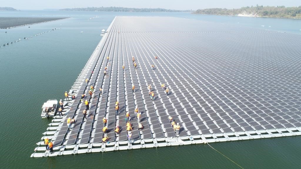 2021年1月23日，施工人員檢查泰國(guó)烏汶府詩(shī)琳通大壩綜合浮體光伏項(xiàng)目的太陽(yáng)能板安裝情況。新華社發(fā)（泰國(guó)國(guó)家電力局項(xiàng)目組供圖）