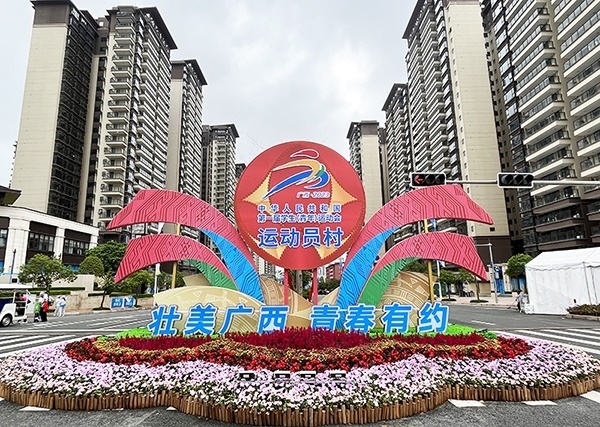 運(yùn)動(dòng)員村入口處標(biāo)識(shí)標(biāo)牌成為極受歡迎的打卡點(diǎn)。人民網(wǎng)記者 歐興榮攝