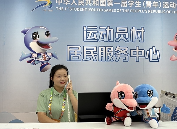 朱珊妮在接聽(tīng)住宿服務(wù)中心的熱線電話。人民網(wǎng)記者 歐興榮攝