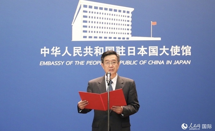 中國駐日本大使館教育處公使銜參贊杜柯偉宣讀獲獎(jiǎng)人員名單。人民網(wǎng) 許可攝