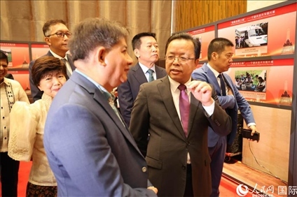 論壇期間配套舉行“‘?dāng)[脫貧困之路’——寧德扶貧開(kāi)發(fā)圖片展”。人民網(wǎng)記者樊帆 攝