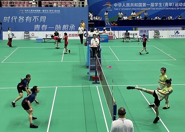 11月11日，第一屆全國學生（青年）運動會毽球（校園組）比賽現(xiàn)場。人民網(wǎng)記者 歐興榮攝