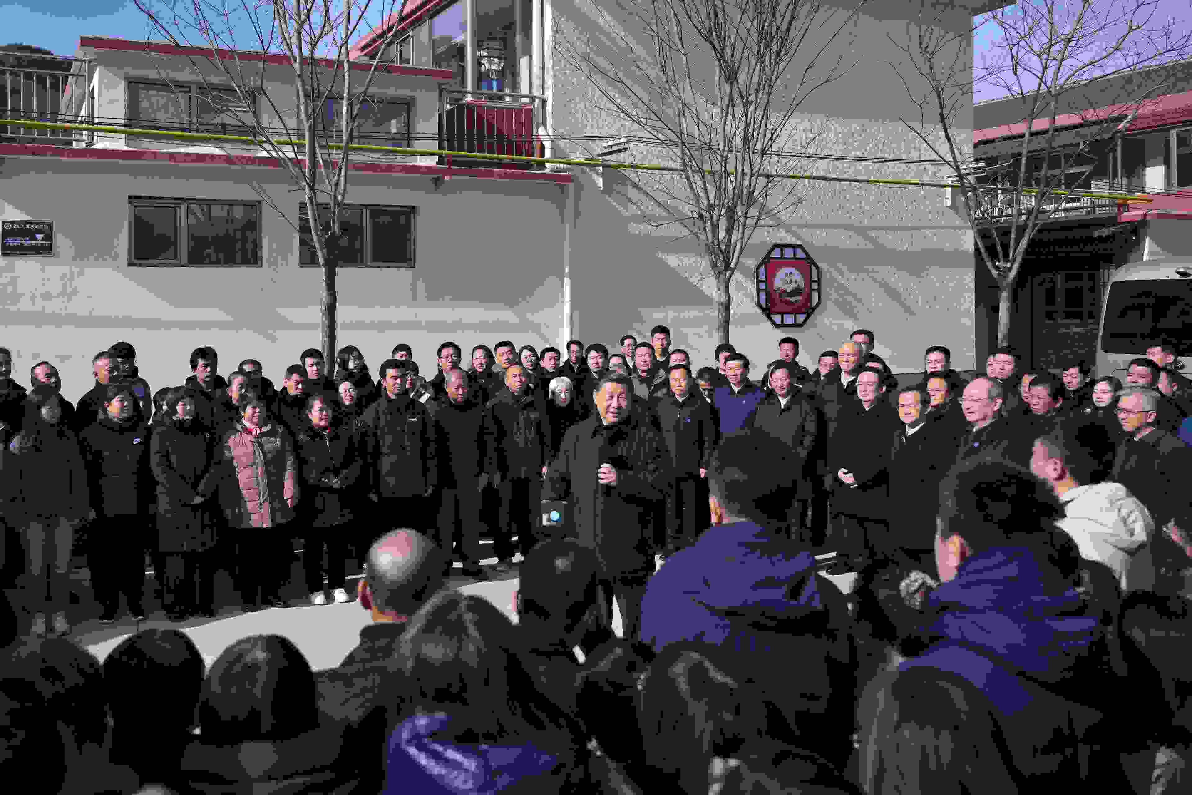 2023年11月10日，習(xí)近平總書(shū)記在北京市門(mén)頭溝區(qū)妙峰山鎮(zhèn)水峪嘴村考察時(shí)，同當(dāng)?shù)厝罕娪H切交流。