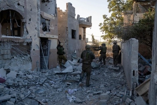 這張以色列國防軍11月12日發(fā)布的照片顯示，以軍地面部隊(duì)在加沙地帶北部開展軍事行動(dòng)。新華社發(fā)