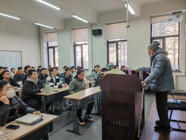 鐘萬勰院士為研究生上課。大連理工大學(xué)供圖