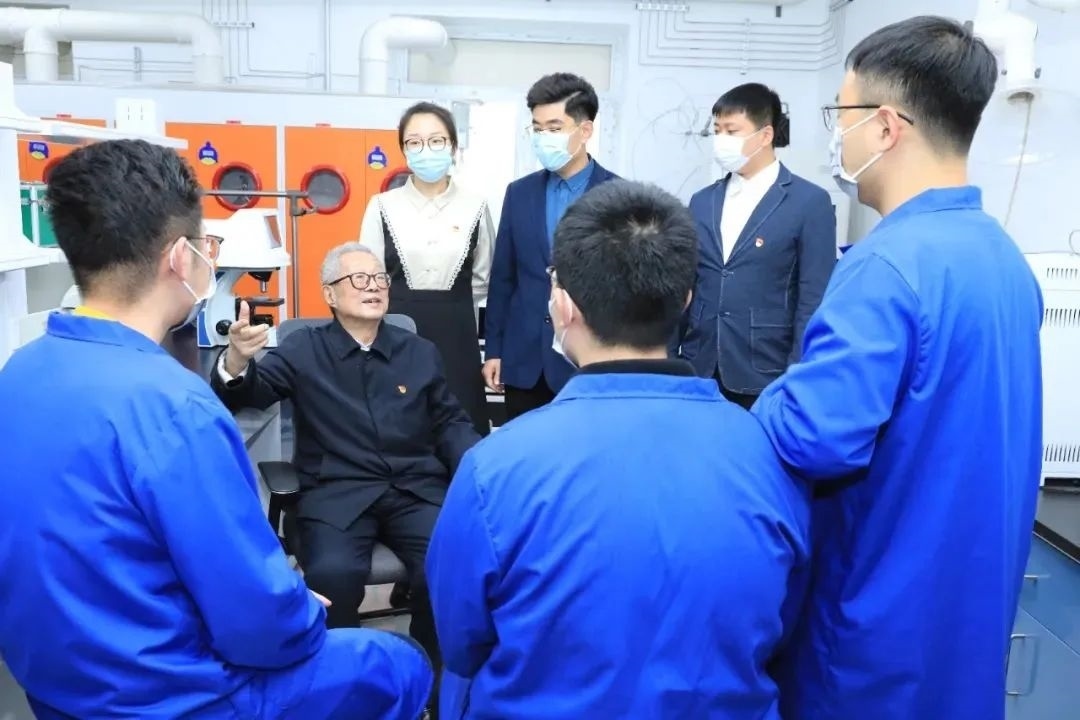 秦裕琨院士在實(shí)驗(yàn)室與青年師生交流。哈爾濱工業(yè)大學(xué)供圖