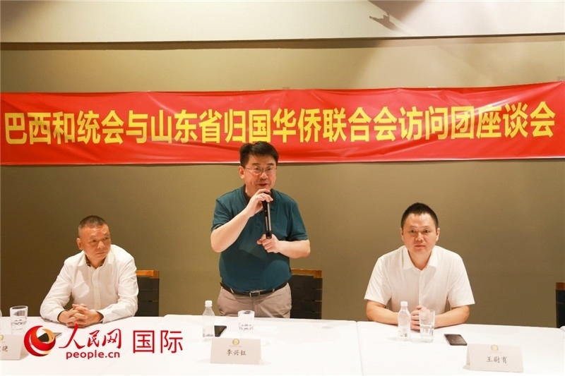 中國(guó)僑聯(lián)副主席、山東省僑聯(lián)主席李興鈺（中）在座談會(huì)上致辭。人民網(wǎng)記者 陳海琪攝