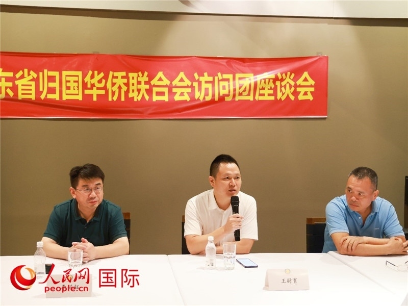 中國(guó)駐里約總領(lǐng)館副總領(lǐng)事王尉育（中）在座談會(huì)上致辭。人民網(wǎng)記者 陳海琪攝