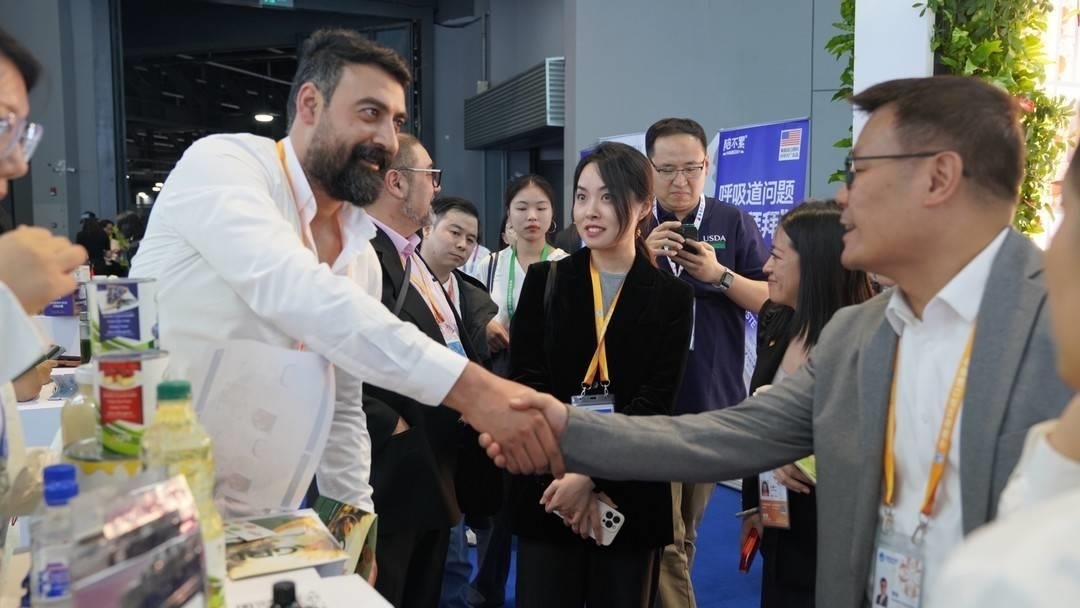 第六屆進博會上，國內一家超市行業(yè)的客商與來自美國佐治亞州的企業(yè)展商達成初步合作意向。