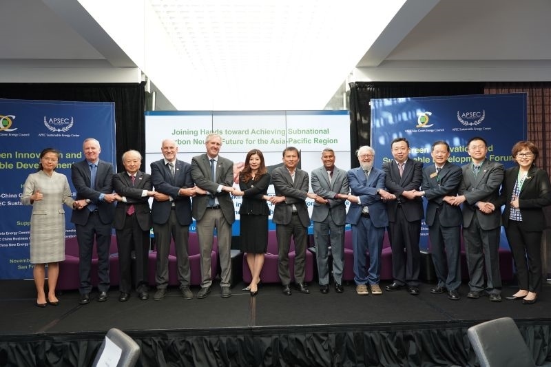 當(dāng)?shù)貢r(shí)間11月13日，2023年亞太經(jīng)合組織會議期間的重要邊會“綠色創(chuàng)新與可持續(xù)發(fā)展論壇”在舊金山舉行，有關(guān)學(xué)者、政府官員和清潔能源企業(yè)代表近200人出席。圖為參加論壇的主要嘉賓合影留念。克萊爾·希斯莫爾 攝