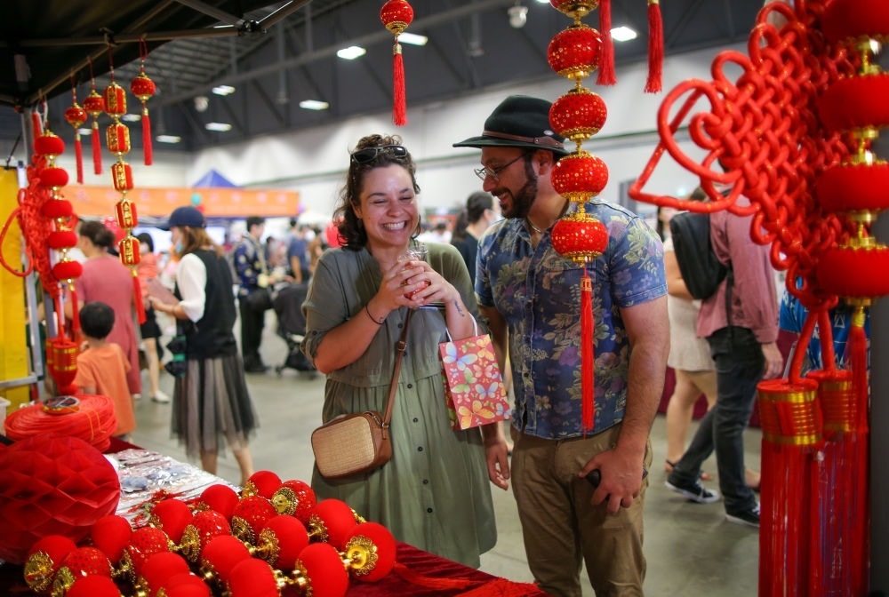 2023年1月21日，在新西蘭奧克蘭舉行的迎接中國農(nóng)歷春節(jié)活動(dòng)上，人們購買新春裝飾品。這個(gè)活動(dòng)吸引當(dāng)?shù)厣先f名各族裔民眾聚集一起，共迎中國春節(jié)。