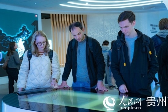 在國家大數(shù)據(jù)（貴州）綜合試驗區(qū)交流體驗中心，歐亞國家記者體驗貴州大數(shù)據(jù)應(yīng)用場景。人民網(wǎng) 陽茜攝