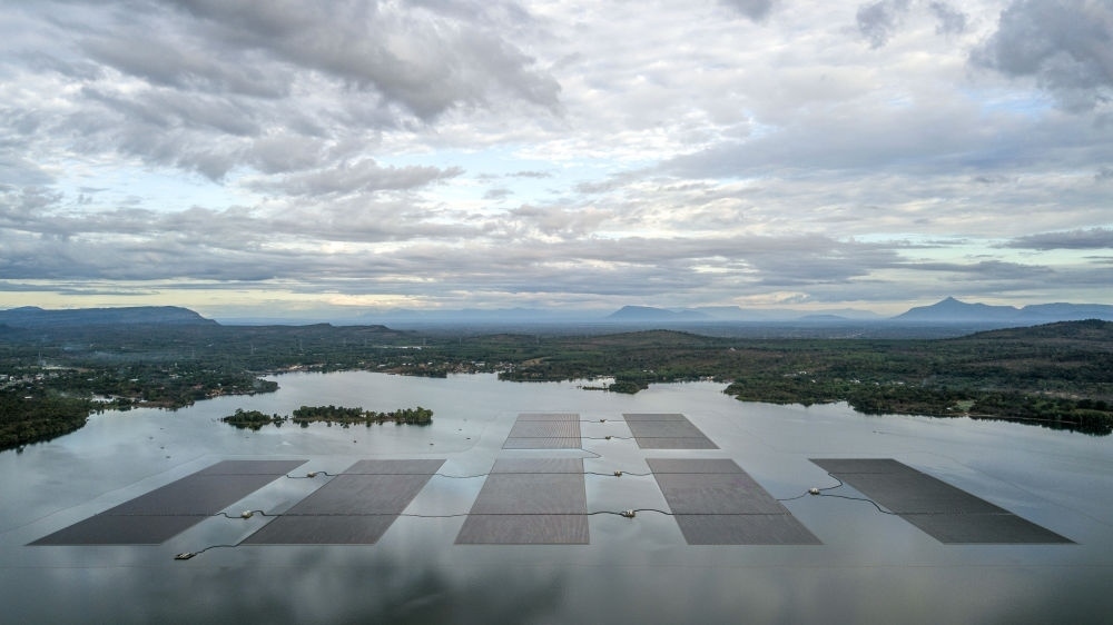 這是2022年12月8日在泰國烏汶府詩琳通水庫拍攝的浮體光伏項(xiàng)目（無人機(jī)照片）。中泰兩國聯(lián)合修建的浮體光伏項(xiàng)目2021年10月投入商業(yè)運(yùn)營。中國制造的電池板不斷將日光轉(zhuǎn)化為清潔電能，輸送至當(dāng)?shù)厍Ъ胰f戶。