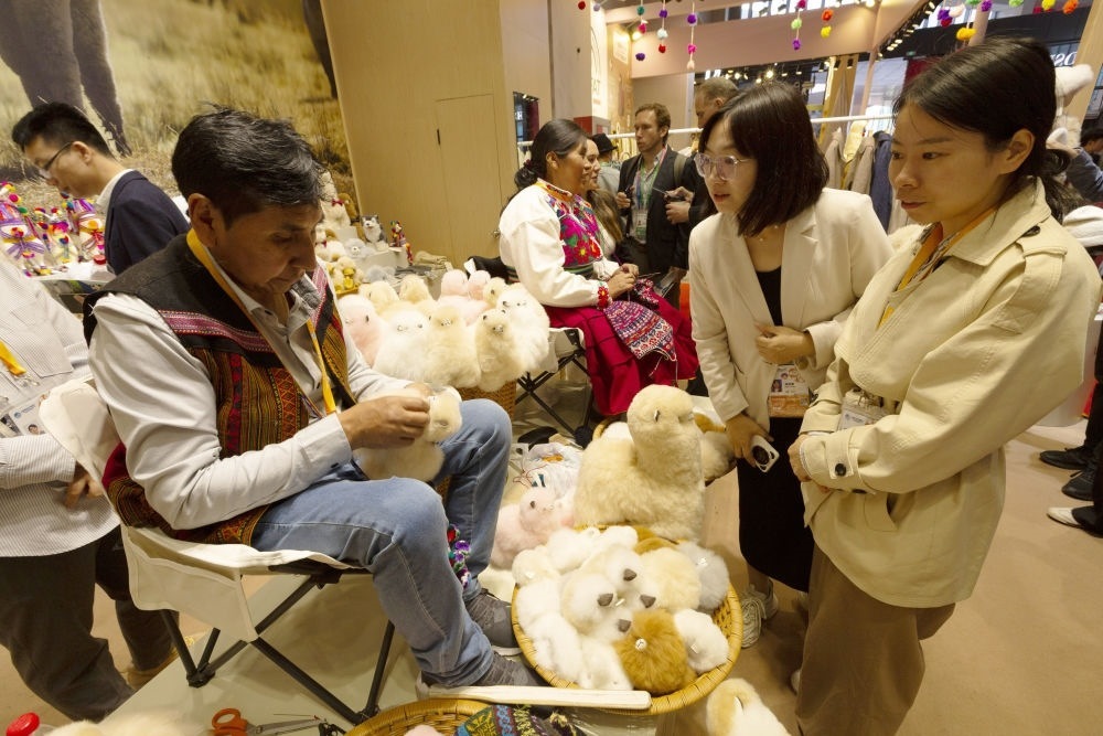 2023年11月7日，秘魯羊駝毛制品手藝人馬馬尼大叔在中國上海舉辦的第六屆進(jìn)博會(huì)上展示羊駝玩偶制作工藝。秘魯特色羊駝毛制品連續(xù)六屆在進(jìn)博會(huì)上亮相，收獲大量訂單。進(jìn)博會(huì)大舞臺(tái)讓秘魯傳統(tǒng)手藝人有了更廣闊的發(fā)展空間。