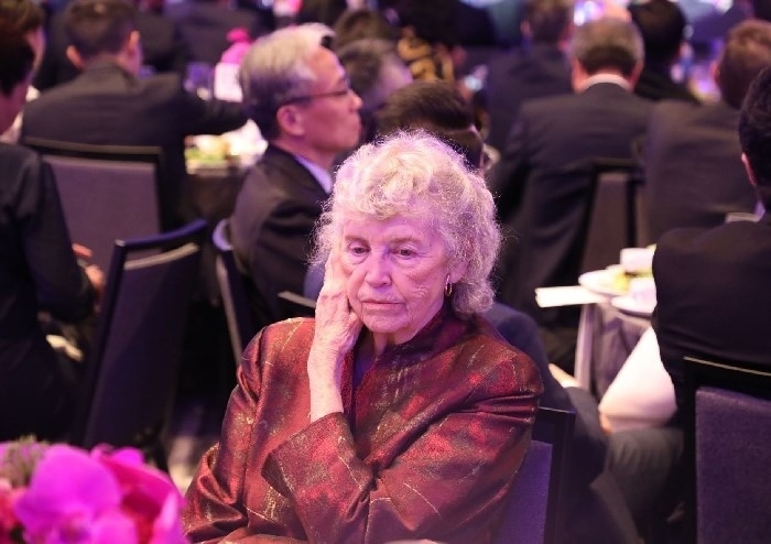 當(dāng)?shù)貢r(shí)間11月15日晚，國(guó)家主席習(xí)近平在美國(guó)舊金山出席美國(guó)友好團(tuán)體聯(lián)合舉行的歡迎宴會(huì)。在熱烈的掌聲中，習(xí)近平發(fā)表重要演講。圖為參加晚宴人士認(rèn)真聆聽(tīng)演講。人民日?qǐng)?bào)記者 李志偉 攝