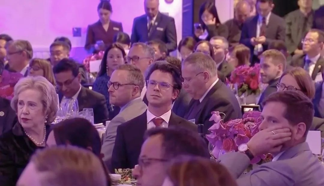 △當(dāng)?shù)貢r間11月15日晚，習(xí)近平主席在美國友好團體聯(lián)合歡迎宴會上發(fā)表演講。圖為參加宴會的人士認真聆聽演講。