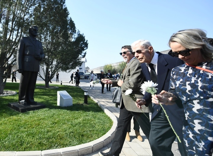 10月30日，在北京，飛虎隊(duì)老兵哈里·莫耶（中）向陳納德將軍雕像獻(xiàn)花。