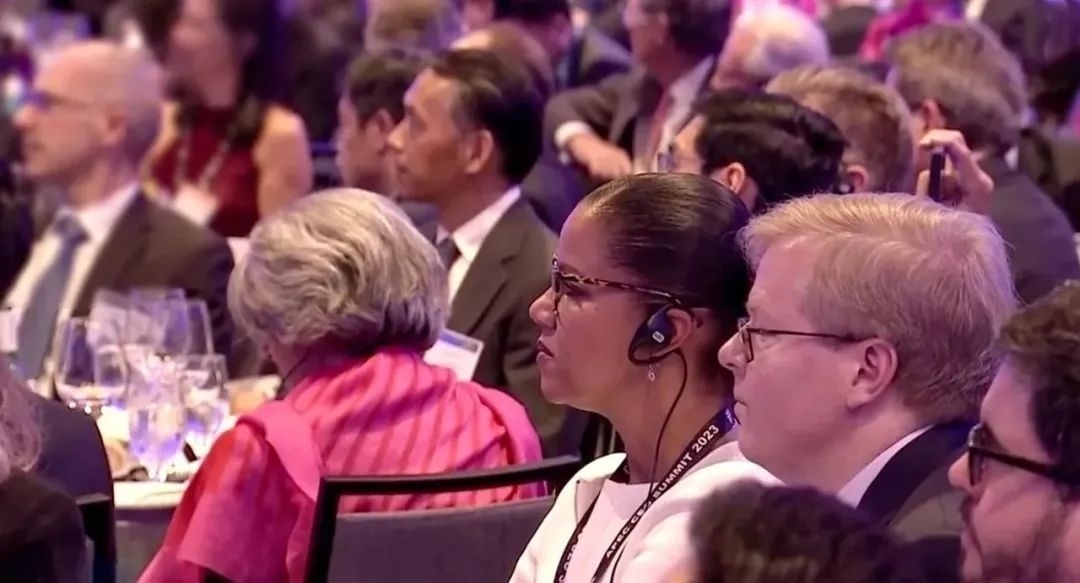 △參加宴會的人士認真聆聽演講。