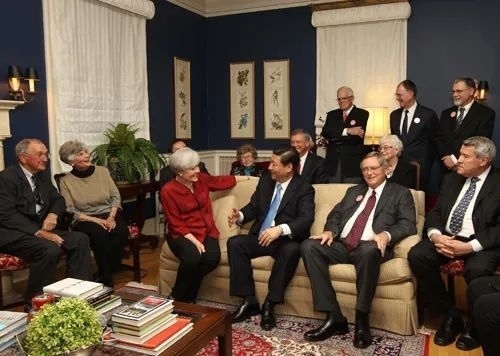 △2012年2月15日，習(xí)近平在前艾奧瓦州友好省州委員會委員蘭蒂夫人（左三）的家中回憶1985年訪問該地時的情景。