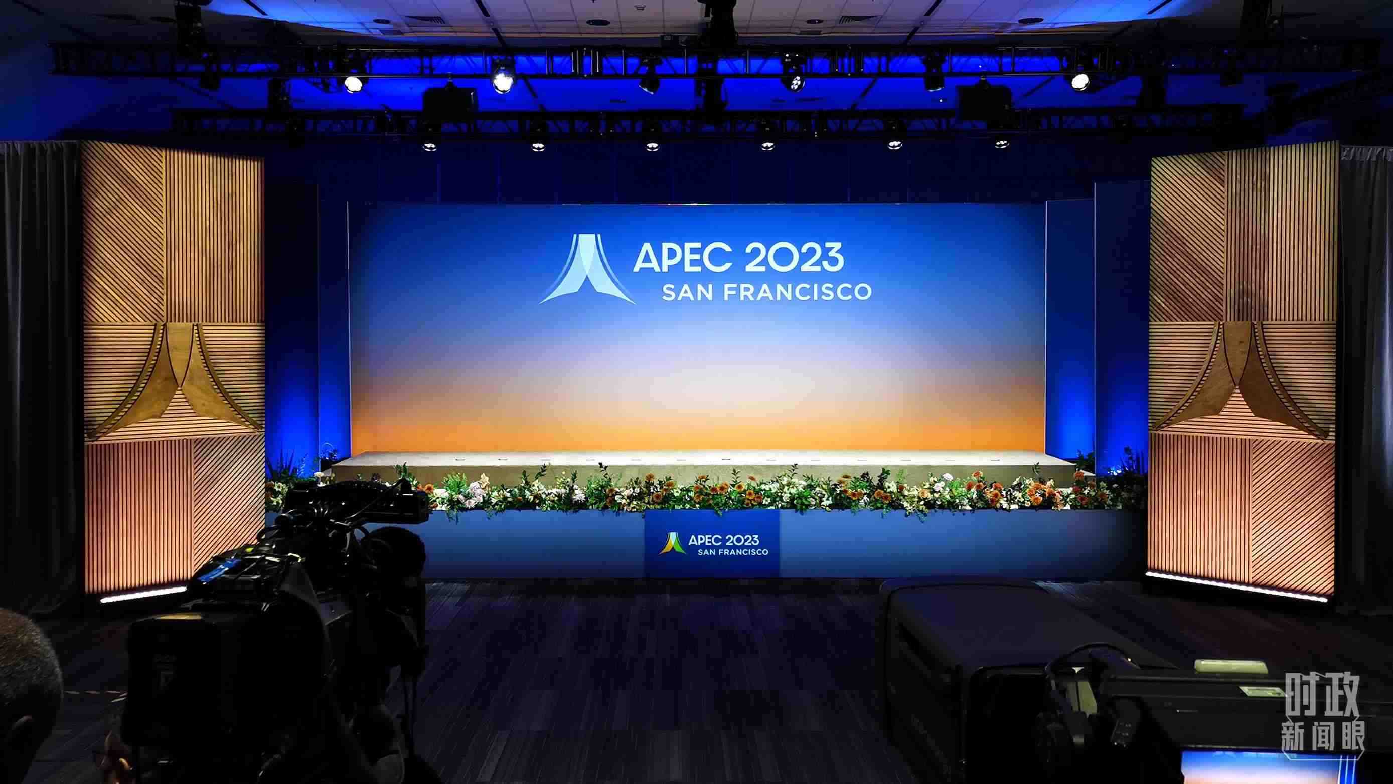 △16日，APEC領(lǐng)導(dǎo)人同東道主嘉賓在對話會前集體合影，圖為記者們在等待合影開始。（總臺央視記者石偉明拍攝）