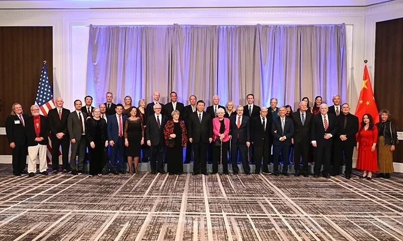 △宴會開始前，習(xí)近平主席會見飛虎隊和史迪威將軍后人、鼓嶺、艾奧瓦州、華盛頓州等方面友好人士代表，同他們親切交談并合影留念。