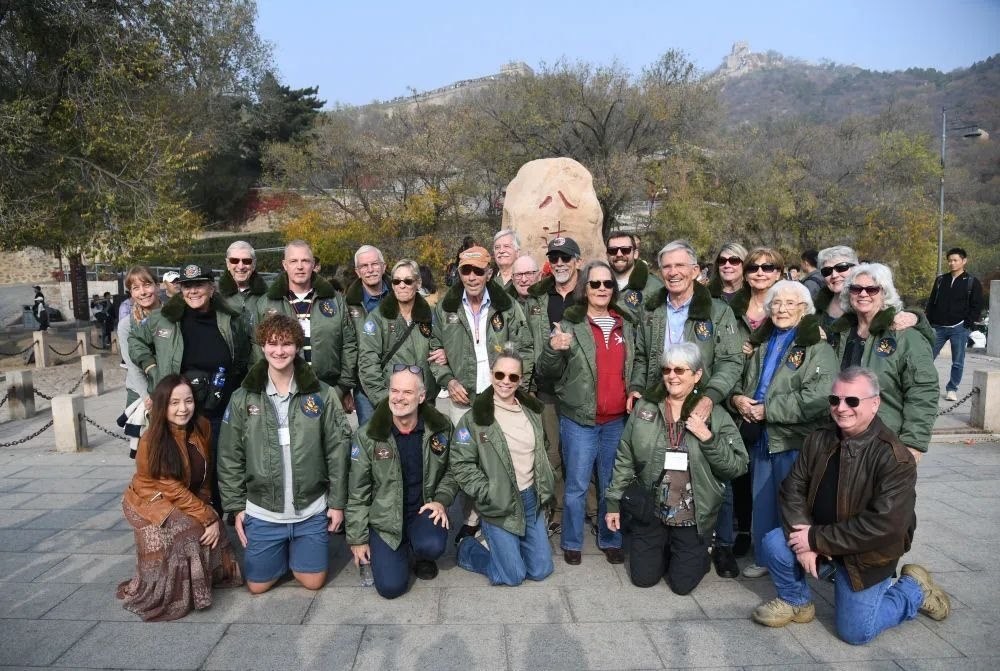 △2023年10月29日，飛虎隊老兵莫耶一行人在北京八達嶺長城合影留念。