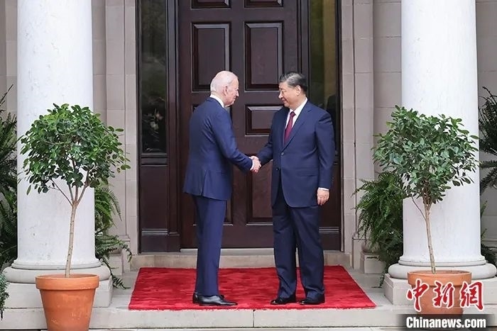 當(dāng)?shù)貢r(shí)間11月15日，中國國家主席習(xí)近平在美國舊金山斐洛里莊園同美國總統(tǒng)拜登舉行中美元首會(huì)晤。中新社記者 盛佳鵬 攝