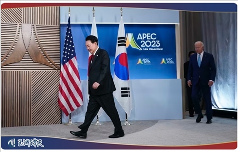 ｜｜日本首相岸田文雄、美國總統(tǒng)拜登以及韓國總統(tǒng)尹錫悅試圖在APEC會(huì)議期間合影