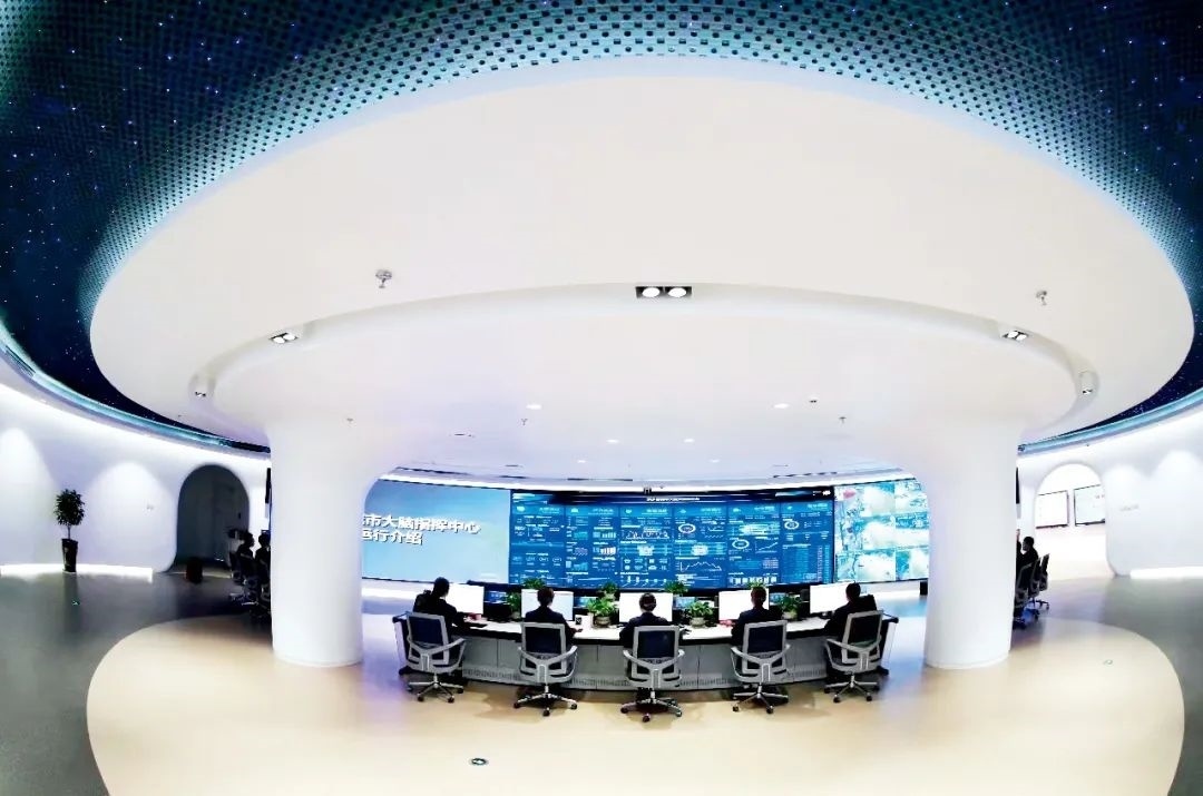 2021年2月2日，江西省撫州市東鄉(xiāng)區(qū)城市大腦指揮中心，工作人員通過城市大腦指揮平臺實(shí)時監(jiān)控、抓取、分析相關(guān)案件。