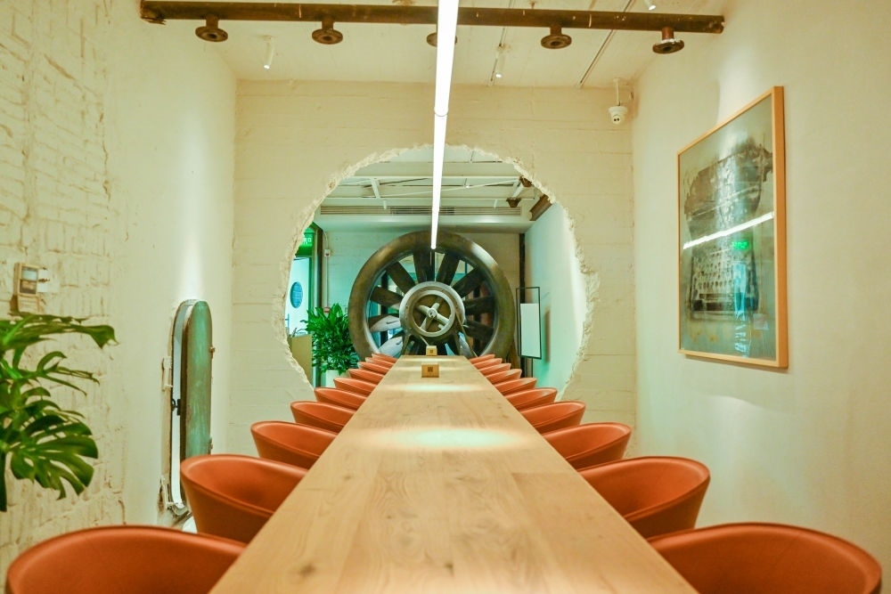 “絲聯(lián)166”園區(qū)內(nèi)保留工業(yè)遺存的咖啡館。（受訪者供圖）