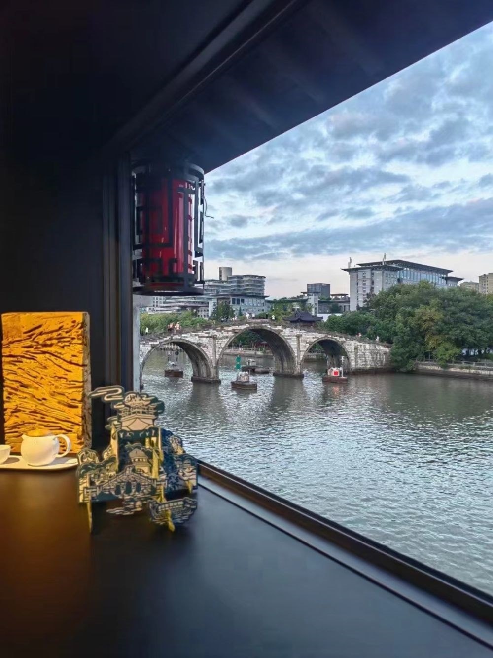 文創(chuàng)產(chǎn)品與拱宸橋。（受訪者供圖）