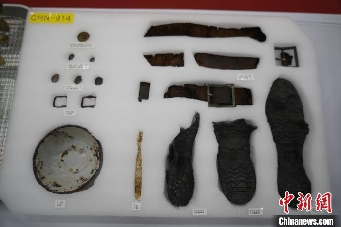 當(dāng)?shù)貢r(shí)間11月22日上午，第十批在韓中國(guó)人民志愿軍烈士遺骸裝殮儀式在韓國(guó)舉行。圖為裝殮儀式現(xiàn)場(chǎng)拍攝的部分志愿軍烈士遺物。中新社記者劉旭 攝