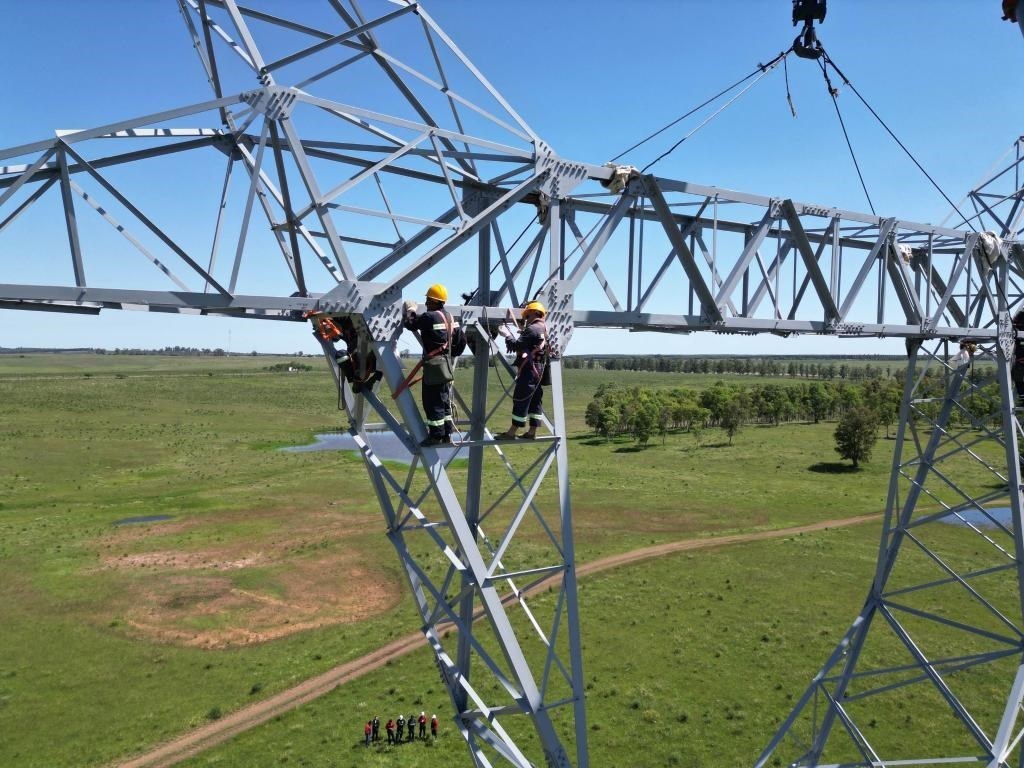 這是2023年11月15日拍攝的位于烏拉圭派桑杜省烏拉圭500千伏輸變電環(huán)網閉合項目施工現(xiàn)場。