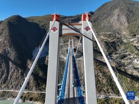 11月25日，列車通過麗香鐵路金沙江特大橋（無人機(jī)照片）。